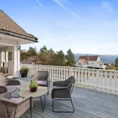 Villa Spacious With Terrace & Car Charger
